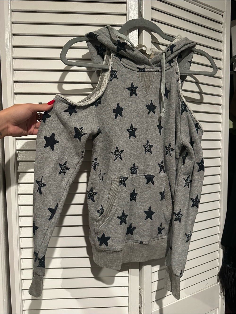 Storia Gray Off-the-Shoulder Star Print Hoodie